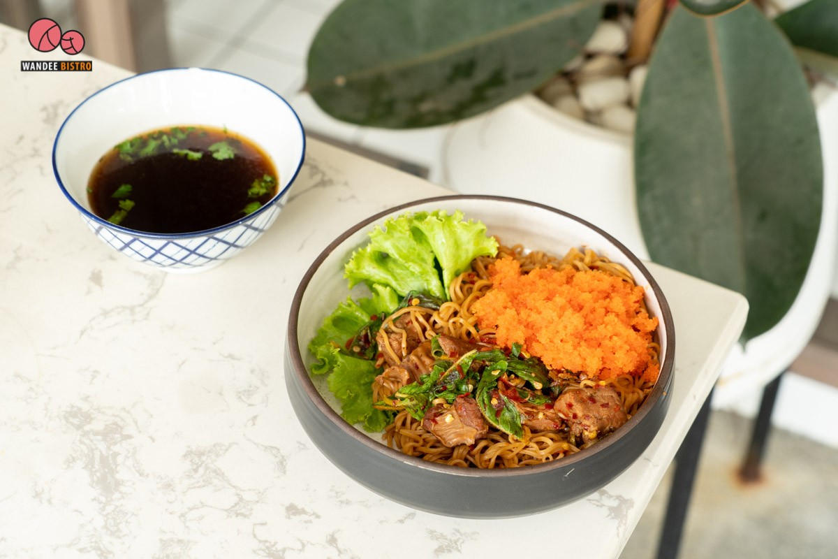 ร้านก๋วยเตี๋ยวไก่มะระบ้านฉัน สไตล์มินิมอล บรรยากาศเหมือนคาเฟ่ เก๋ปังนั่งชิลๆ ได้