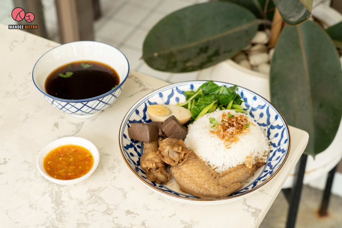 ร้านก๋วยเตี๋ยวไก่มะระบ้านฉัน สไตล์มินิมอล บรรยากาศเหมือนคาเฟ่ เก๋ปังนั่งชิลๆ ได้