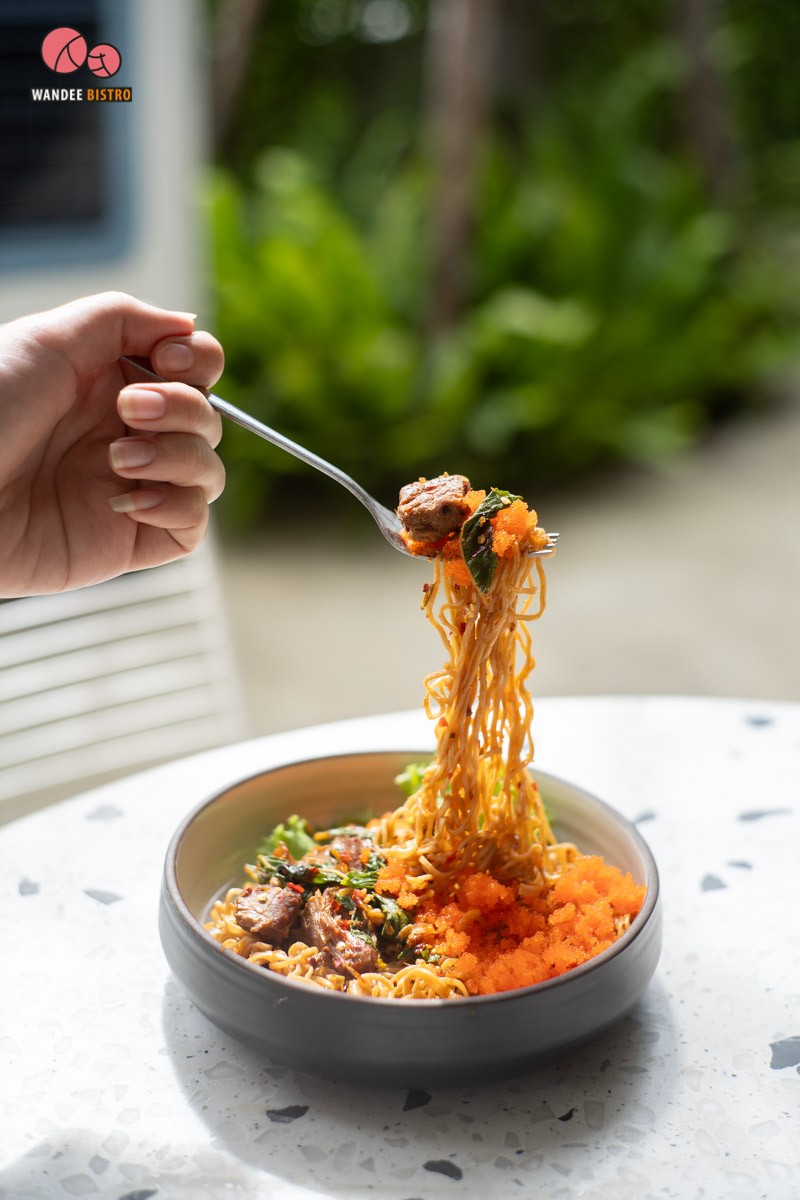ร้านก๋วยเตี๋ยวไก่มะระบ้านฉัน สไตล์มินิมอล บรรยากาศเหมือนคาเฟ่ เก๋ปังนั่งชิลๆ ได้
