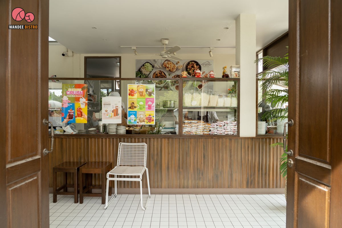 ร้านก๋วยเตี๋ยวไก่มะระบ้านฉัน สไตล์มินิมอล บรรยากาศเหมือนคาเฟ่ เก๋ปังนั่งชิลๆ ได้