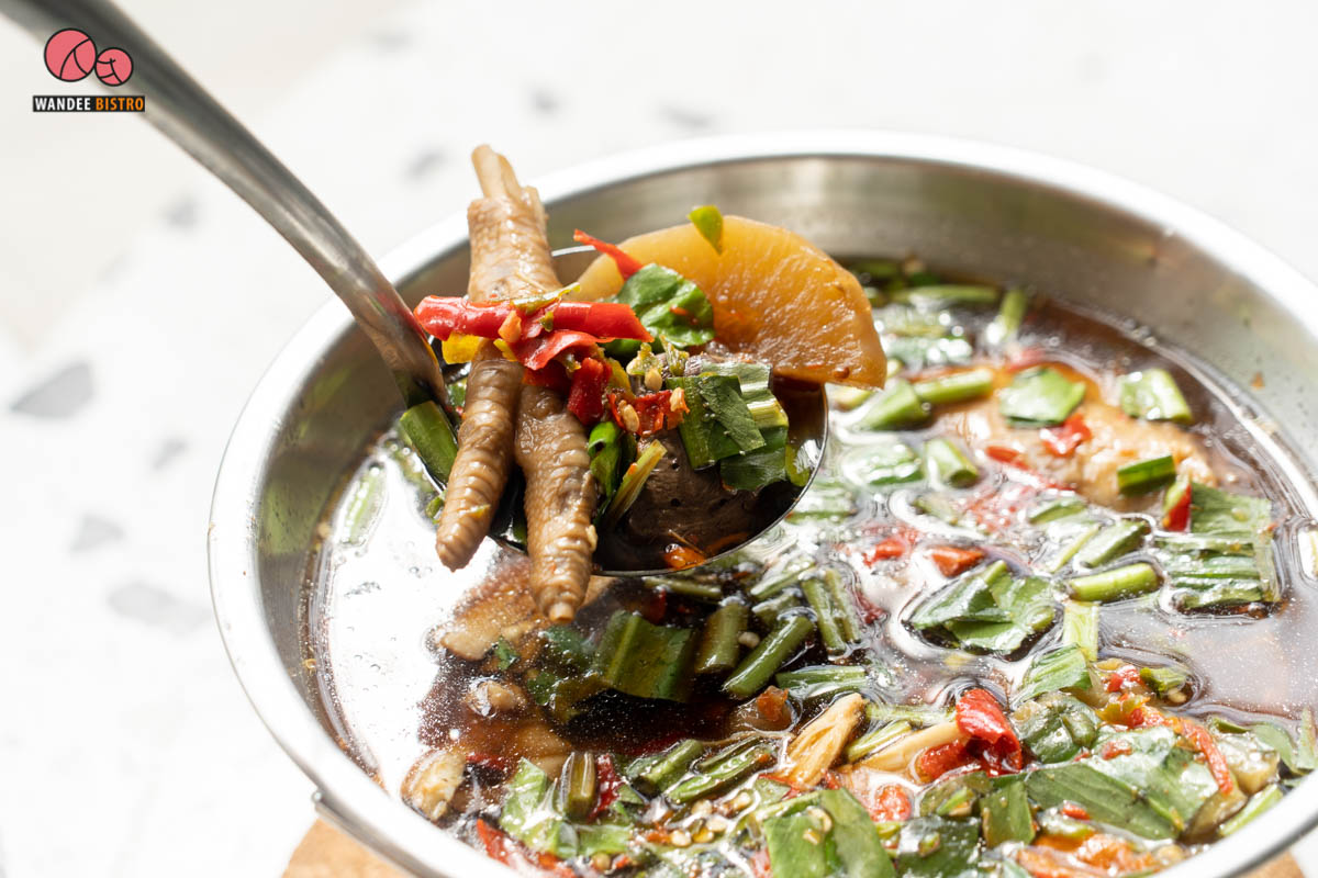 ร้านก๋วยเตี๋ยวไก่มะระบ้านฉัน สไตล์มินิมอล บรรยากาศเหมือนคาเฟ่ เก๋ปังนั่งชิลๆ ได้