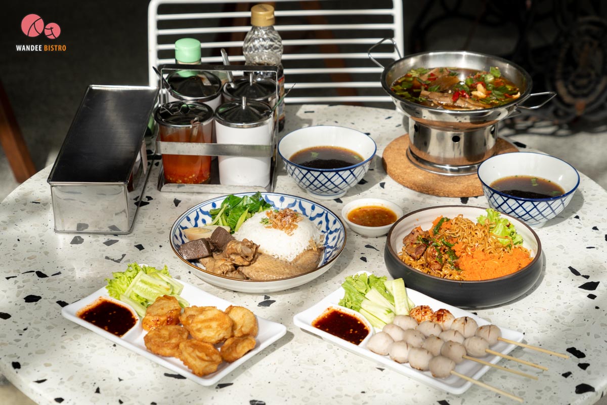 ร้านก๋วยเตี๋ยวไก่มะระบ้านฉัน สไตล์มินิมอล บรรยากาศเหมือนคาเฟ่ เก๋ปังนั่งชิลๆ ได้