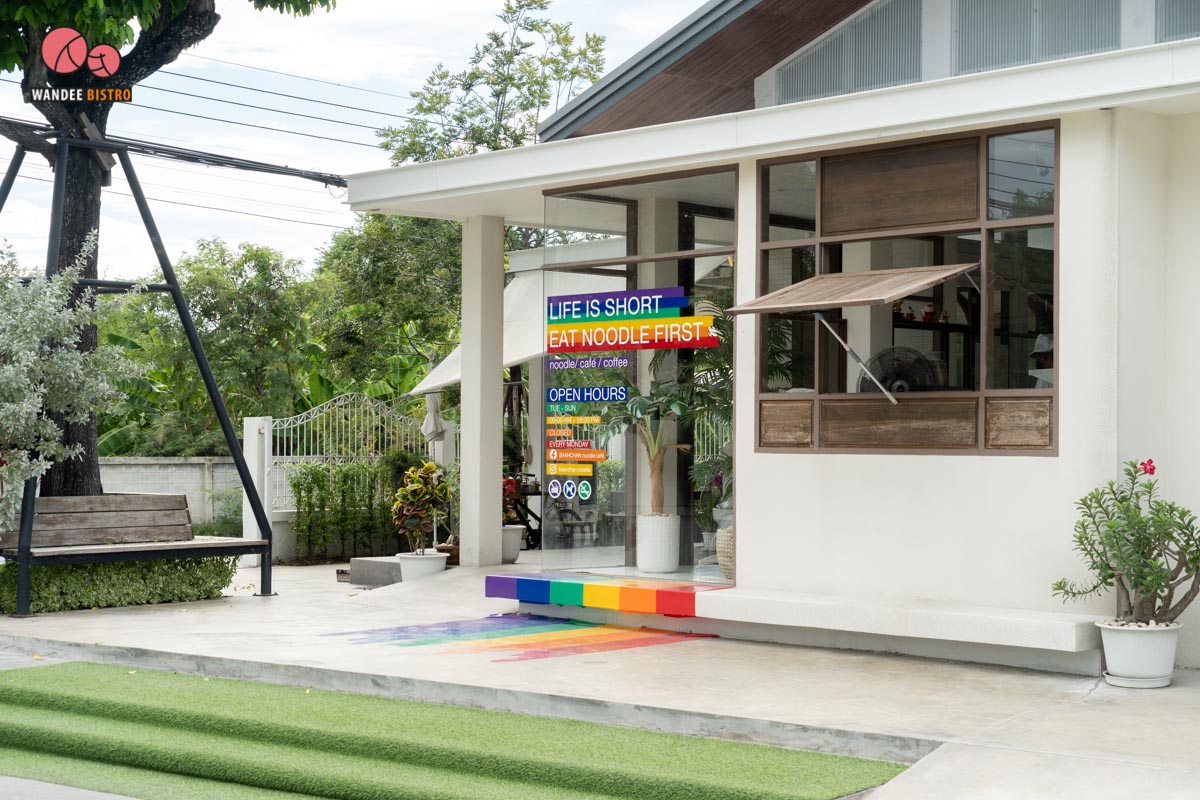 ร้านก๋วยเตี๋ยวไก่มะระบ้านฉัน สไตล์มินิมอล บรรยากาศเหมือนคาเฟ่ เก๋ปังนั่งชิลๆ ได้