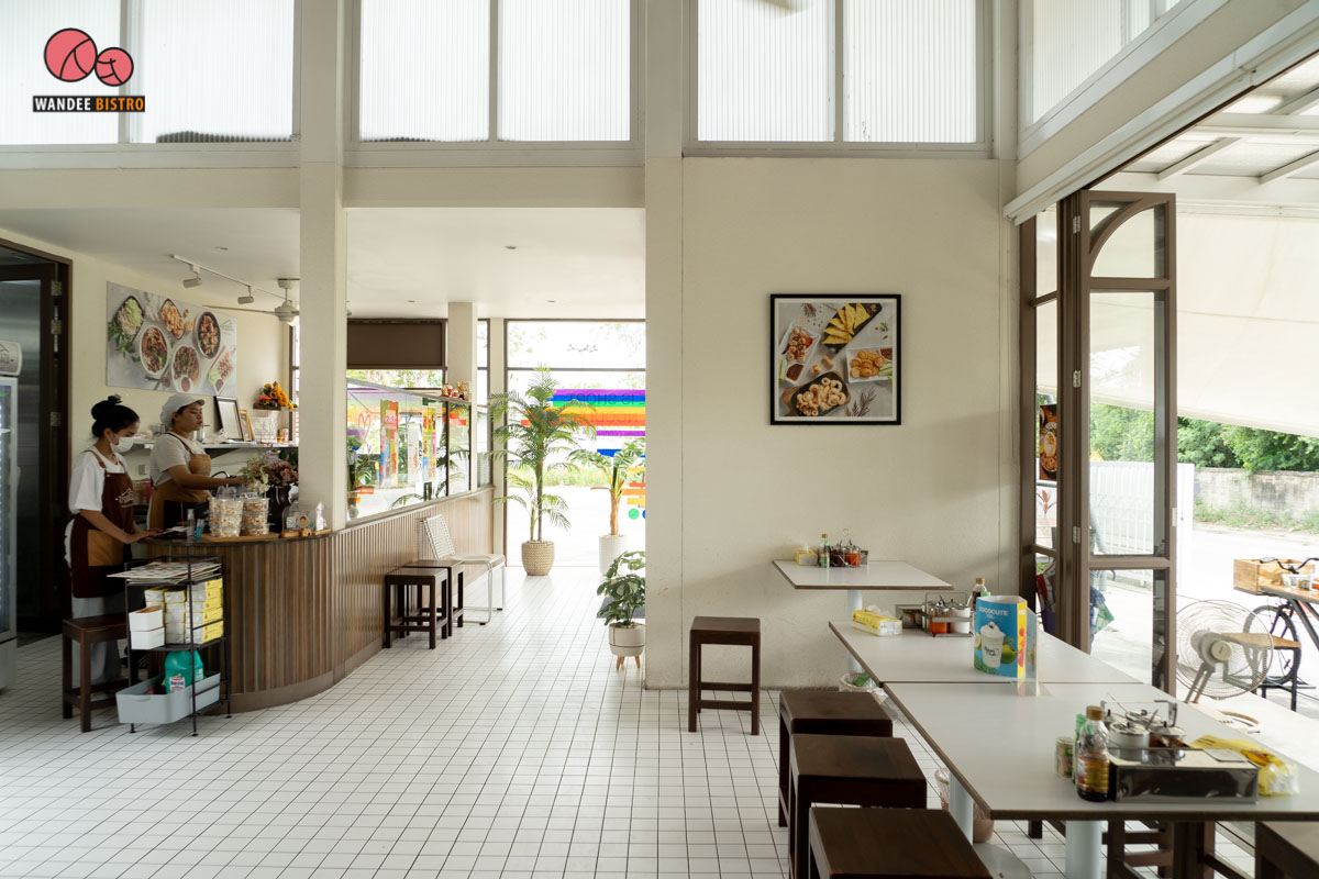ร้านก๋วยเตี๋ยวไก่มะระบ้านฉัน สไตล์มินิมอล บรรยากาศเหมือนคาเฟ่ เก๋ปังนั่งชิลๆ ได้
