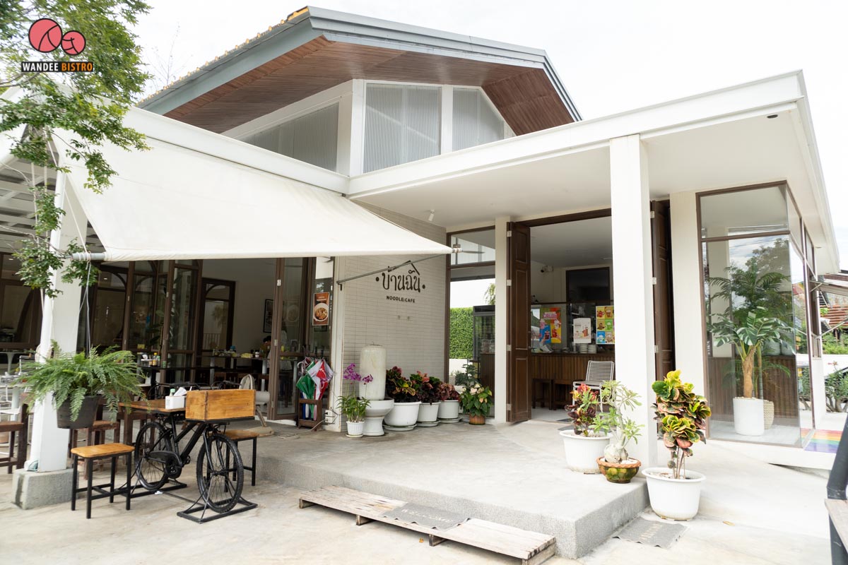 ร้านก๋วยเตี๋ยวไก่มะระบ้านฉัน สไตล์มินิมอล บรรยากาศเหมือนคาเฟ่ เก๋ปังนั่งชิลๆ ได้