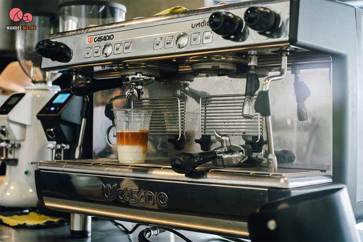 ใจยินดี (jaiyindee.cafe) คาเฟ่เล็กๆ เรียบง่าย โอบล้อมไปด้วยป่าในเมืองและอ่างเก็บน้ำ ที่สวนโมกข์ สวนรถไฟ