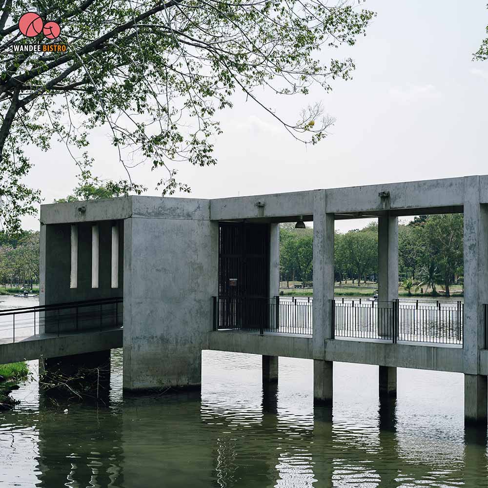 ใจยินดี (jaiyindee.cafe) คาเฟ่เล็กๆ เรียบง่าย โอบล้อมไปด้วยป่าในเมืองและอ่างเก็บน้ำ ที่สวนโมกข์ สวนรถไฟ