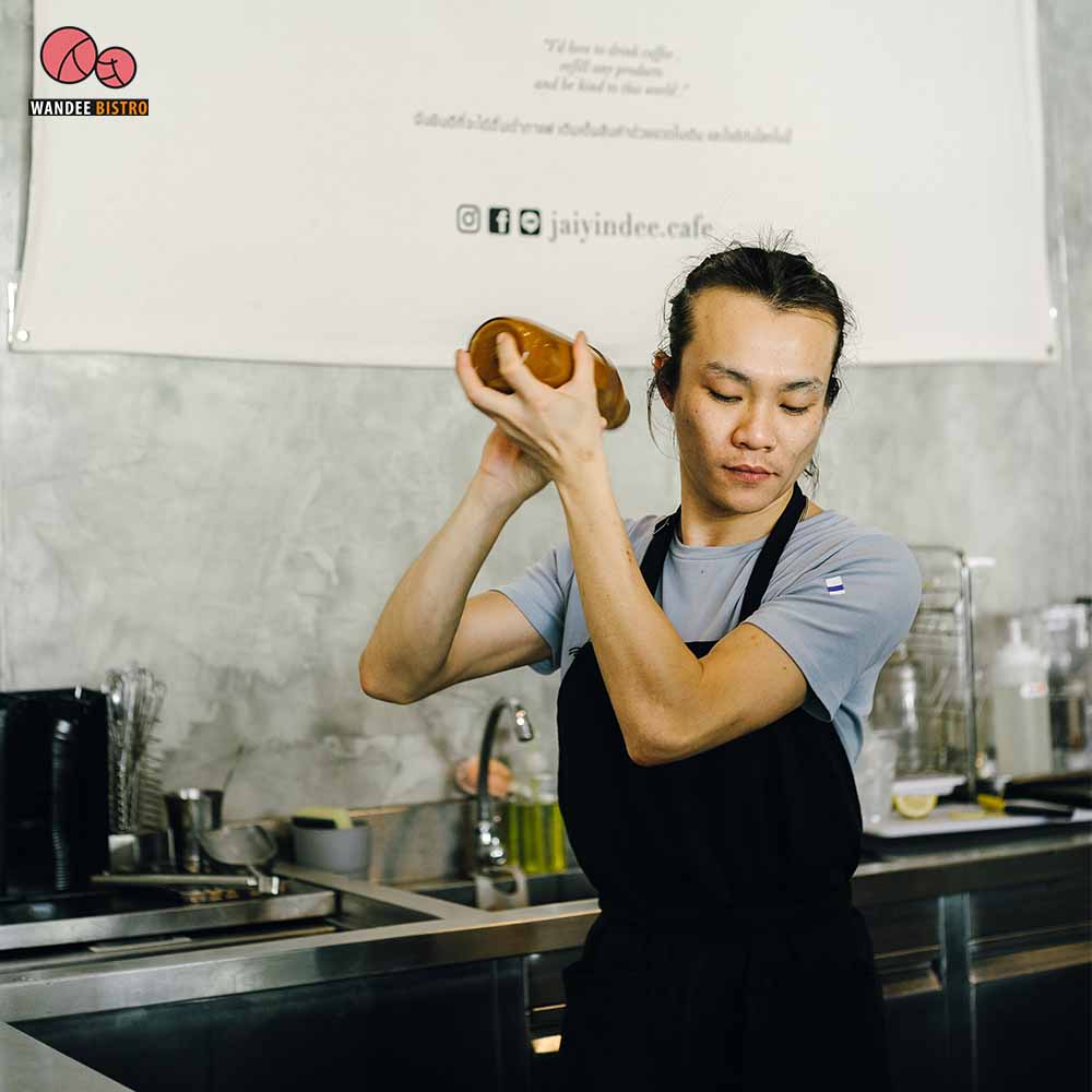 ใจยินดี (jaiyindee.cafe) คาเฟ่เล็กๆ เรียบง่าย โอบล้อมไปด้วยป่าในเมืองและอ่างเก็บน้ำ ที่สวนโมกข์ สวนรถไฟ