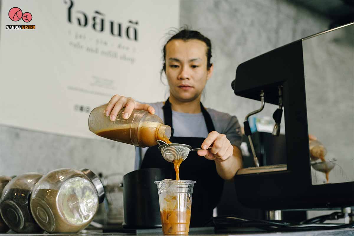 ใจยินดี (jaiyindee.cafe) คาเฟ่เล็กๆ เรียบง่าย โอบล้อมไปด้วยป่าในเมืองและอ่างเก็บน้ำ ที่สวนโมกข์ สวนรถไฟ