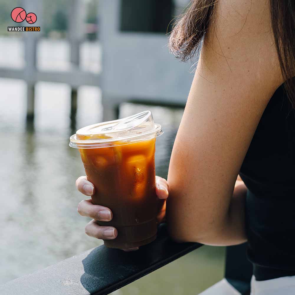 ใจยินดี (jaiyindee.cafe) คาเฟ่เล็กๆ เรียบง่าย โอบล้อมไปด้วยป่าในเมืองและอ่างเก็บน้ำ ที่สวนโมกข์ สวนรถไฟ