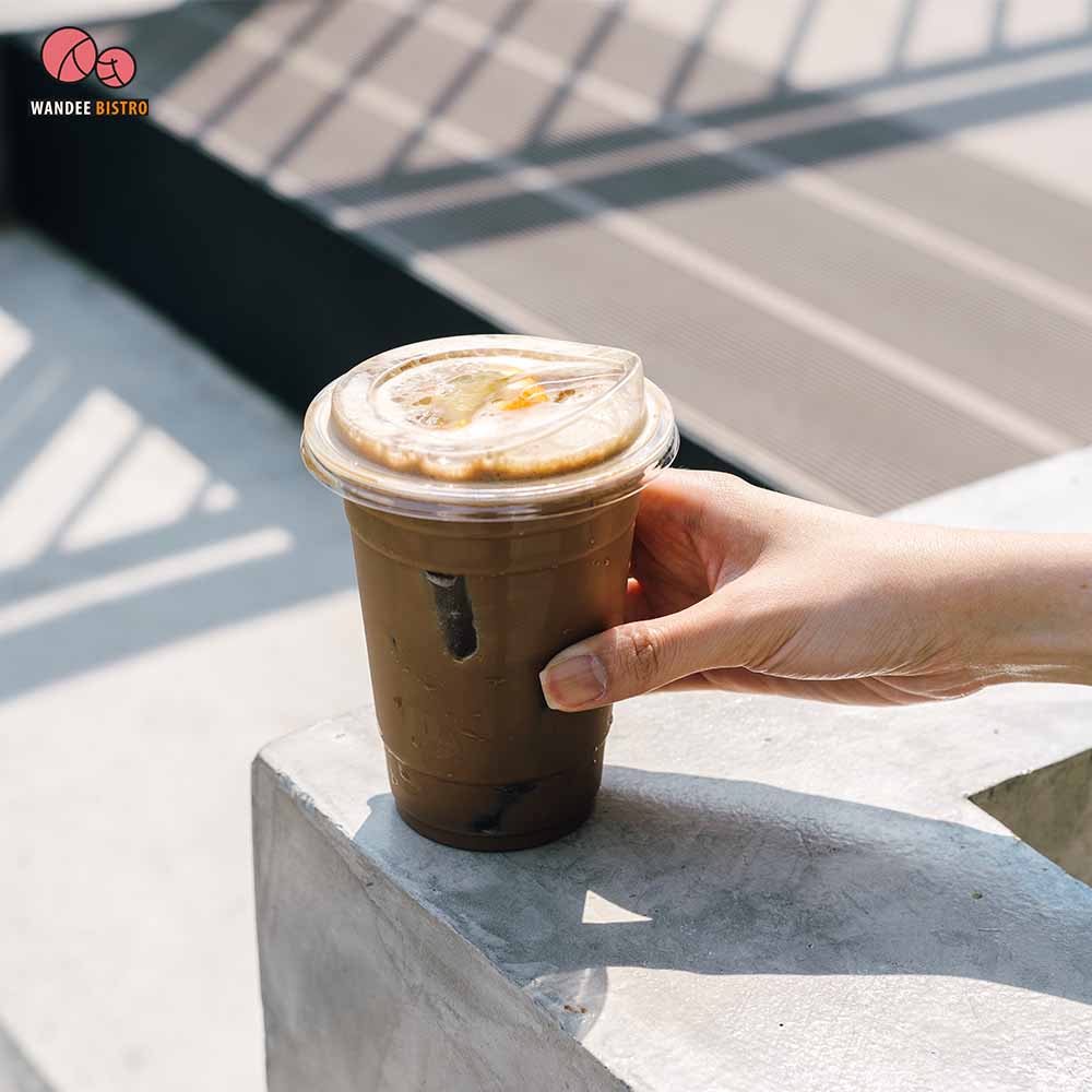 ใจยินดี (jaiyindee.cafe) คาเฟ่เล็กๆ เรียบง่าย โอบล้อมไปด้วยป่าในเมืองและอ่างเก็บน้ำ ที่สวนโมกข์ สวนรถไฟ