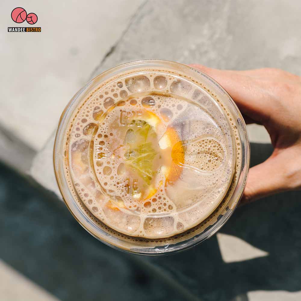 ใจยินดี (jaiyindee.cafe) คาเฟ่เล็กๆ เรียบง่าย โอบล้อมไปด้วยป่าในเมืองและอ่างเก็บน้ำ ที่สวนโมกข์ สวนรถไฟ