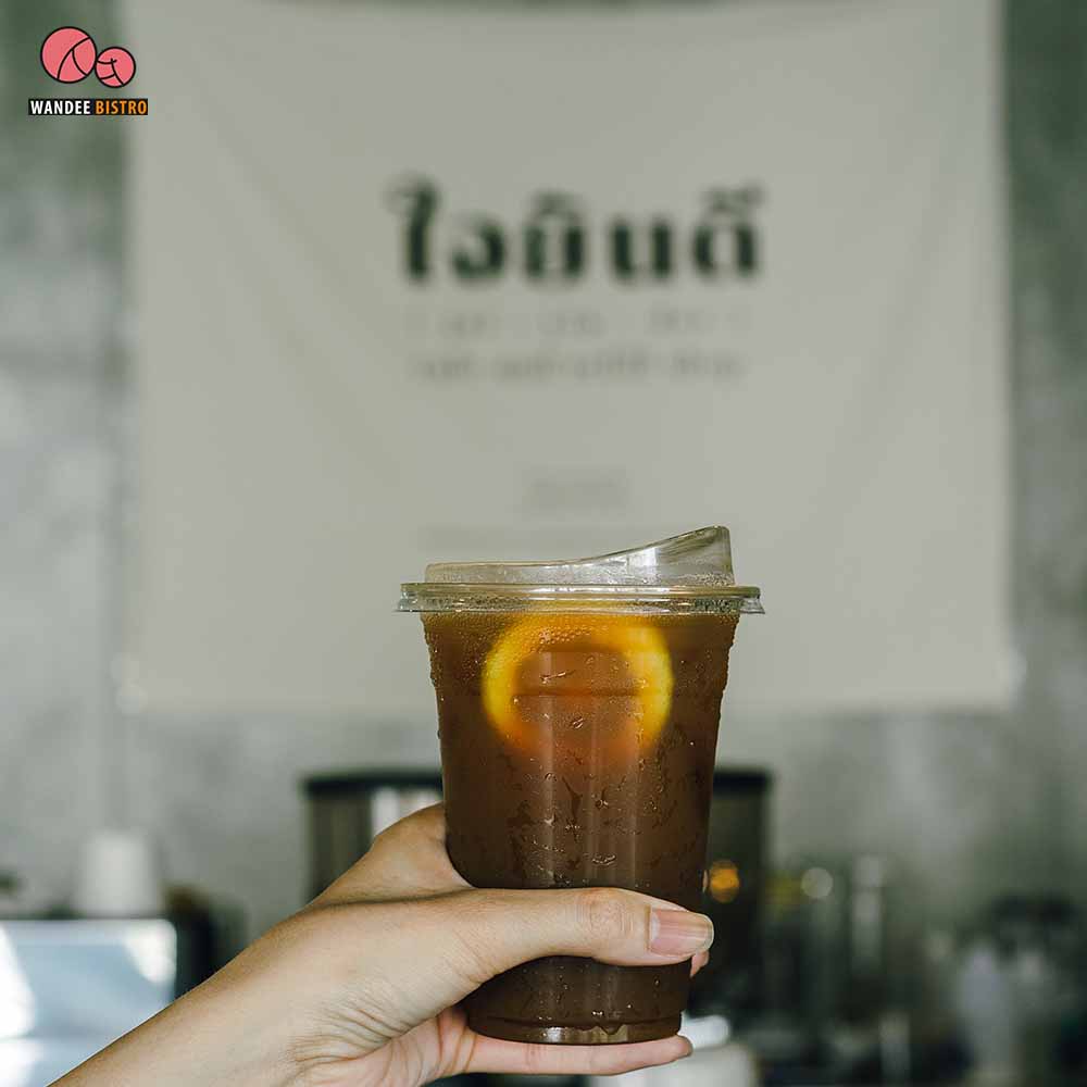 ใจยินดี (jaiyindee.cafe) คาเฟ่เล็กๆ เรียบง่าย โอบล้อมไปด้วยป่าในเมืองและอ่างเก็บน้ำ ที่สวนโมกข์ สวนรถไฟ