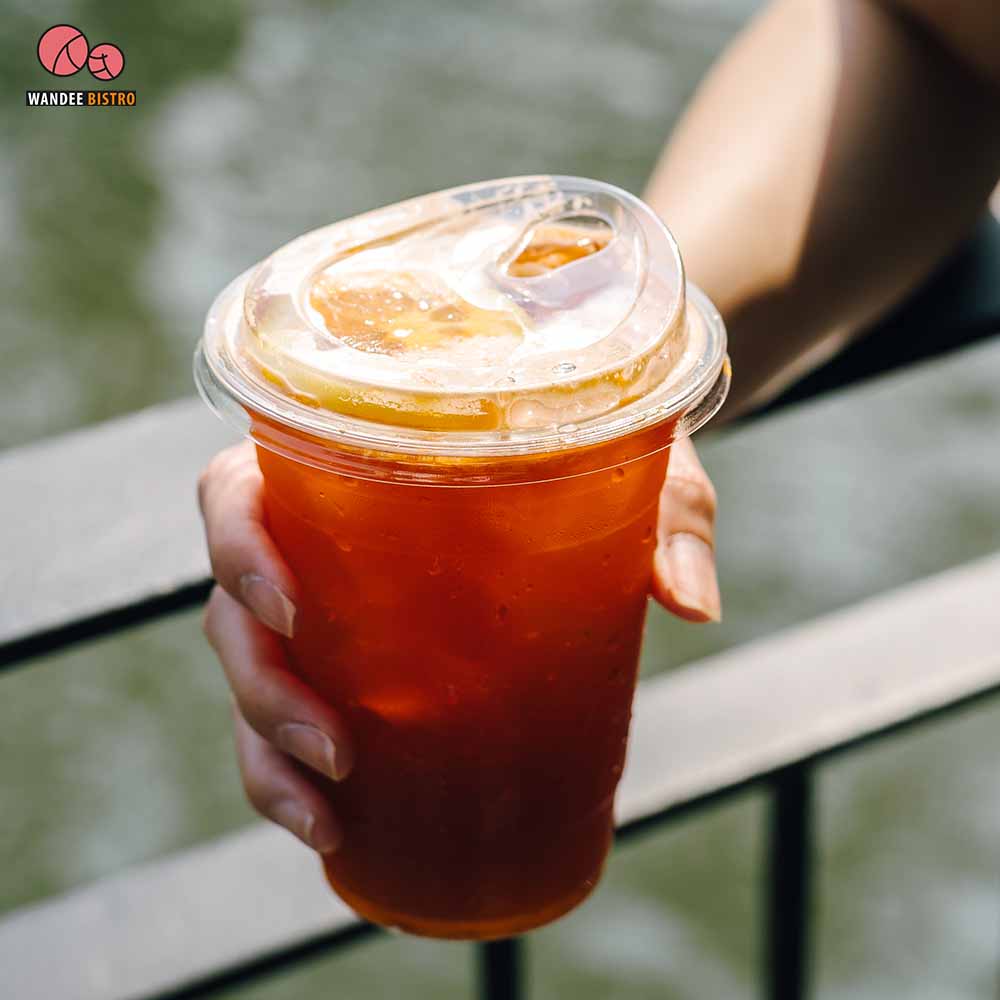 ใจยินดี (jaiyindee.cafe) คาเฟ่เล็กๆ เรียบง่าย โอบล้อมไปด้วยป่าในเมืองและอ่างเก็บน้ำ ที่สวนโมกข์ สวนรถไฟ