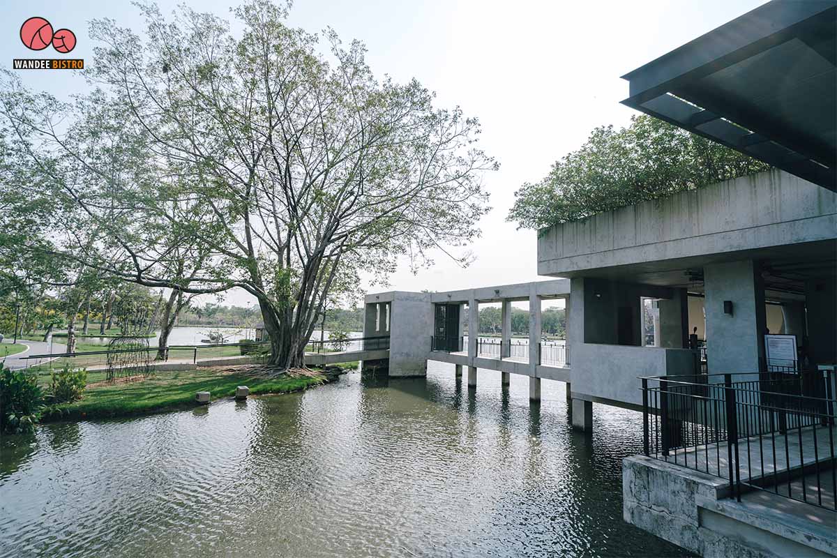 ใจยินดี (jaiyindee.cafe) คาเฟ่เล็กๆ เรียบง่าย โอบล้อมไปด้วยป่าในเมืองและอ่างเก็บน้ำ ที่สวนโมกข์ สวนรถไฟ