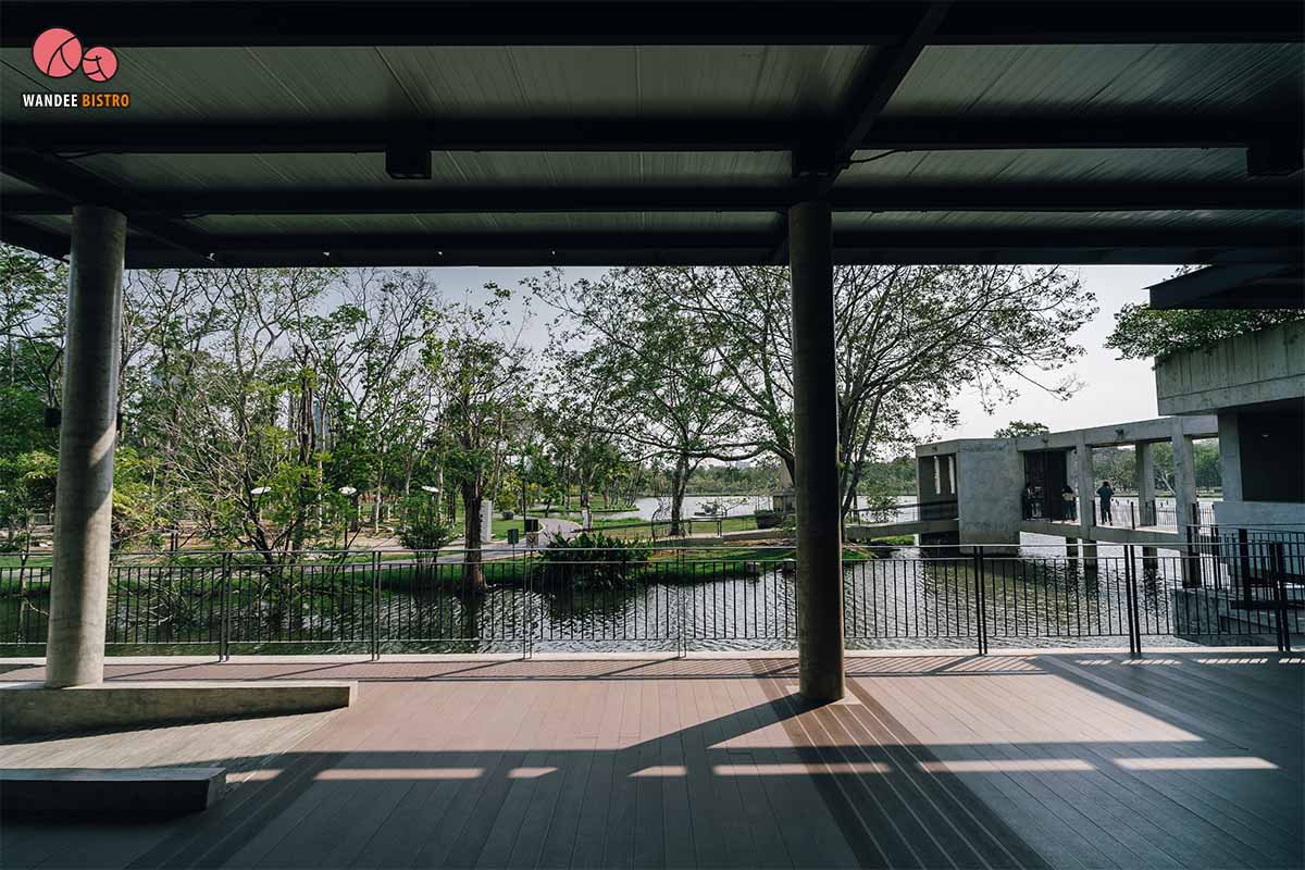 ใจยินดี (jaiyindee.cafe) คาเฟ่เล็กๆ เรียบง่าย โอบล้อมไปด้วยป่าในเมืองและอ่างเก็บน้ำ ที่สวนโมกข์ สวนรถไฟ
