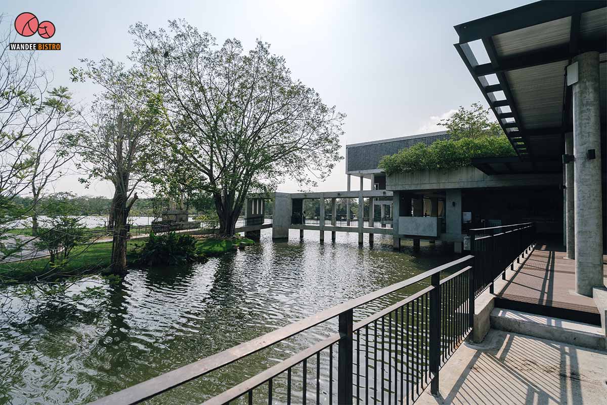 ใจยินดี (jaiyindee.cafe) คาเฟ่เล็กๆ เรียบง่าย โอบล้อมไปด้วยป่าในเมืองและอ่างเก็บน้ำ ที่สวนโมกข์ สวนรถไฟ