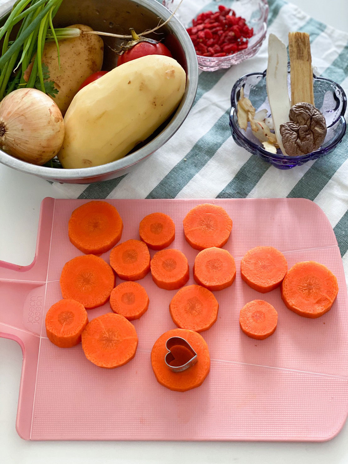 ซุปไก่สมุนไพรจีน ไล่โควิด สูตรอาหาร By Ying Happykulchaya