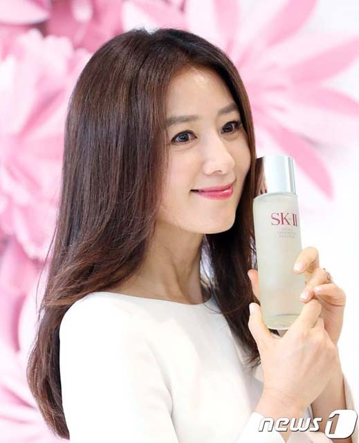 6 เคล็ดลับความสวย Kim Hee Ae จากซีรี่ส์ A World of Married Couple อายุเลข 5 แต่หน้าเด้งใสปิ๊ง