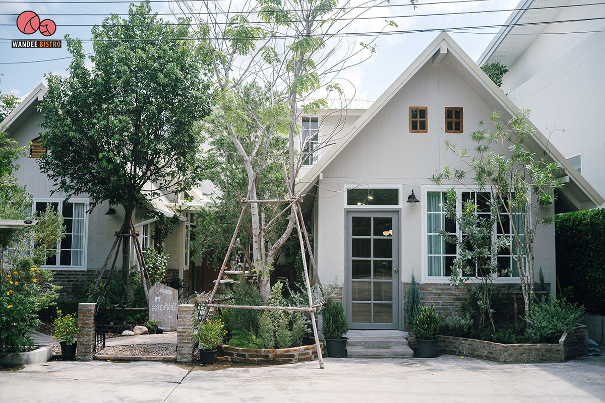 ดอกไม้ ประตู แจกัน คาเฟ่ฟิลลิ่งบ้าน ที่เต็มไปด้วยความงามจากศิลปะ