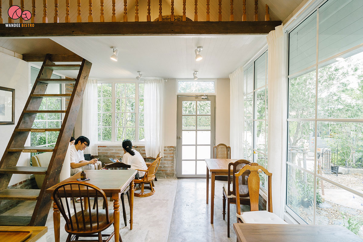 ดอกไม้ ประตู แจกัน คาเฟ่ฟิลลิ่งบ้าน ที่เต็มไปด้วยความงามจากศิลปะ