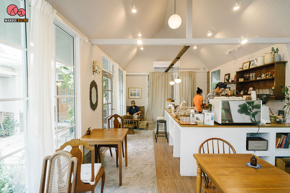 ดอกไม้ ประตู แจกัน คาเฟ่ฟิลลิ่งบ้าน ที่เต็มไปด้วยความงามจากศิลปะ