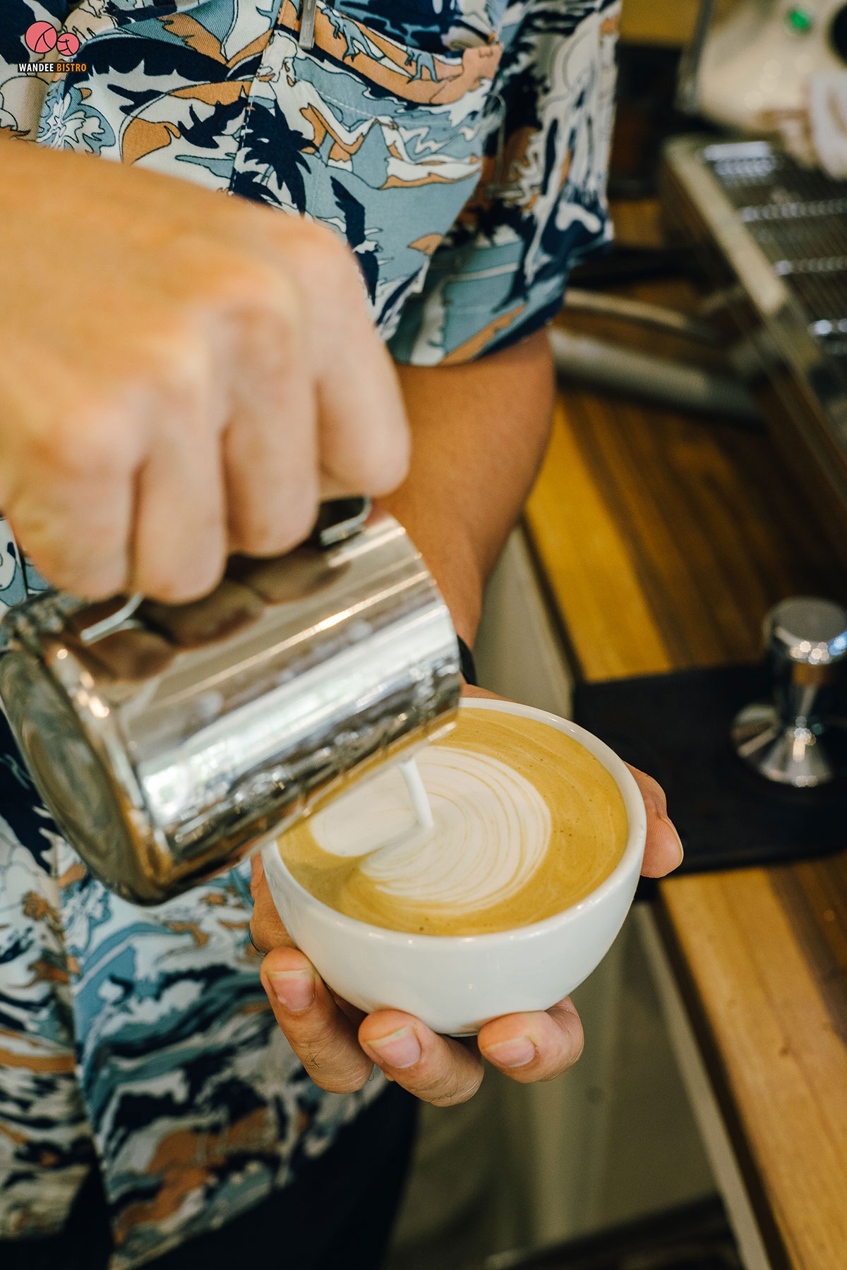 ดอกไม้ ประตู แจกัน คาเฟ่ฟิลลิ่งบ้าน ที่เต็มไปด้วยความงามจากศิลปะ