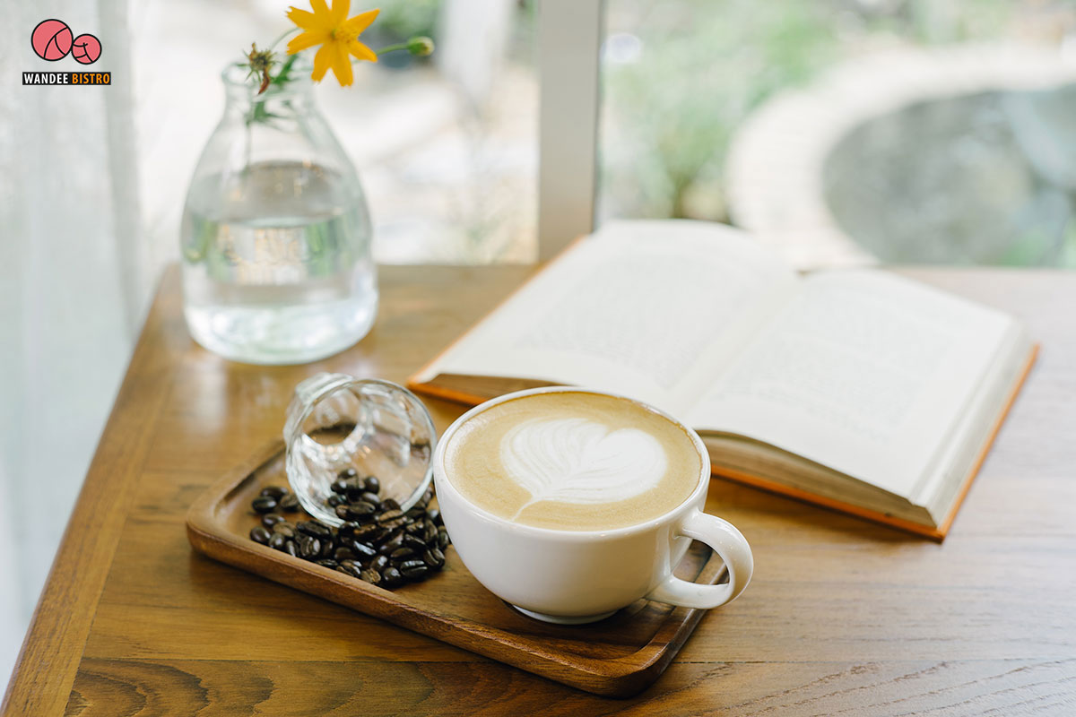 ดอกไม้ ประตู แจกัน คาเฟ่ฟิลลิ่งบ้าน ที่เต็มไปด้วยความงามจากศิลปะ