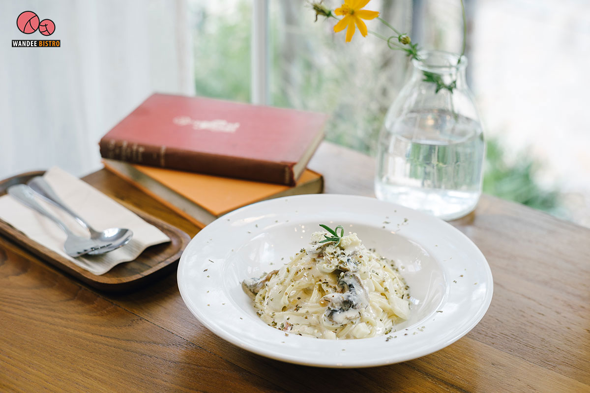 ดอกไม้ ประตู แจกัน คาเฟ่ฟิลลิ่งบ้าน ที่เต็มไปด้วยความงามจากศิลปะ