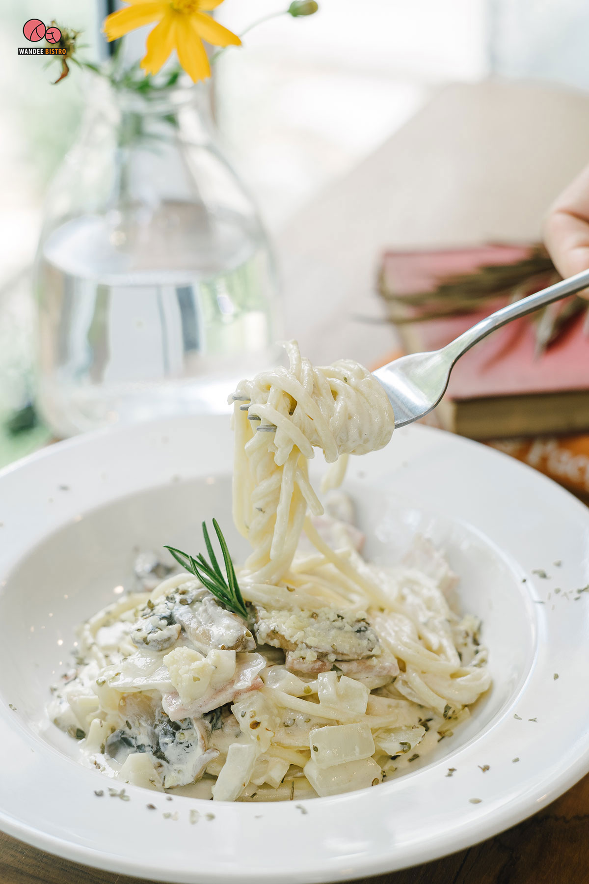 ดอกไม้ ประตู แจกัน คาเฟ่ฟิลลิ่งบ้าน ที่เต็มไปด้วยความงามจากศิลปะ