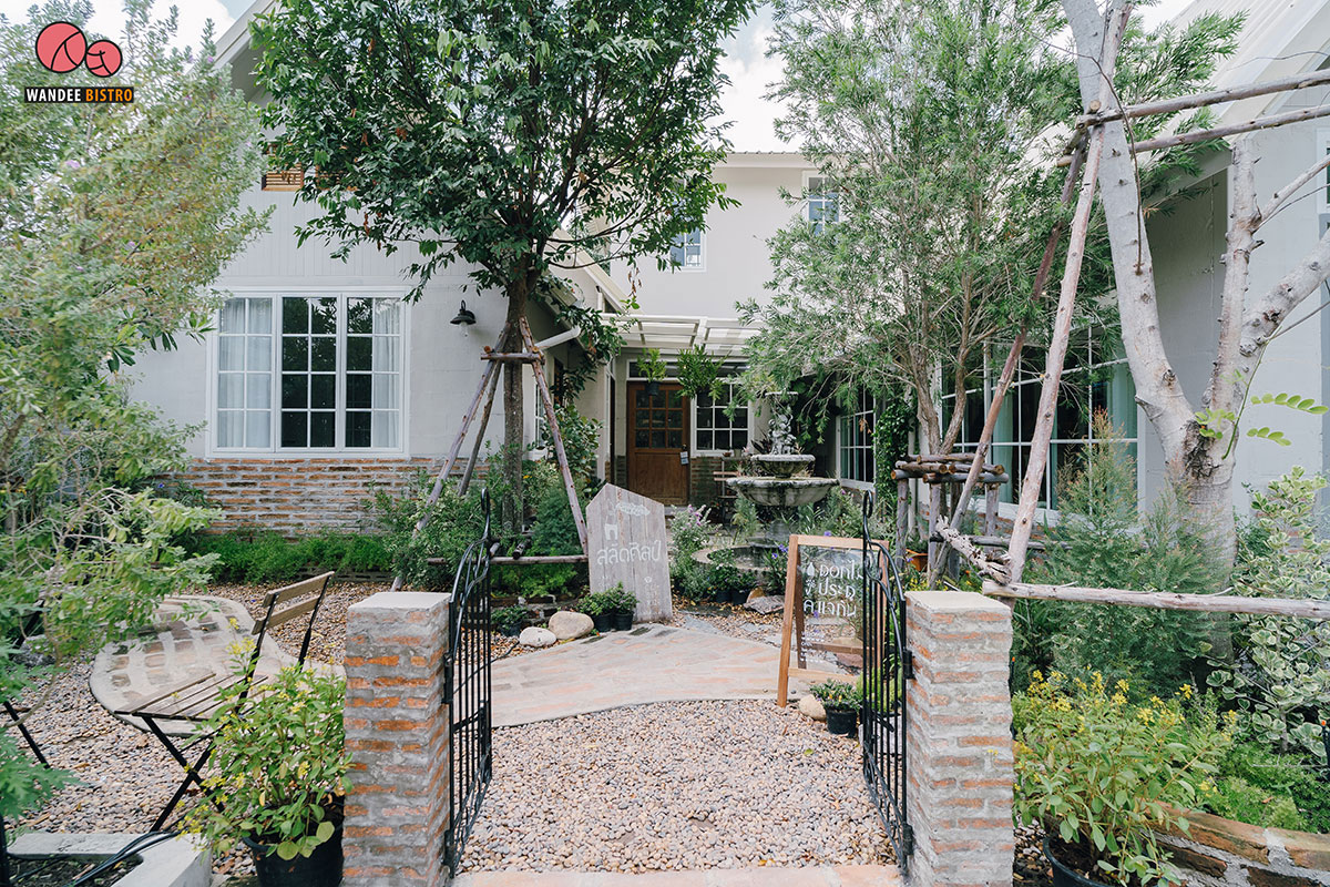 ดอกไม้ ประตู แจกัน คาเฟ่ฟิลลิ่งบ้าน ที่เต็มไปด้วยความงามจากศิลปะ