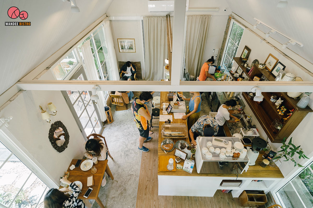 ดอกไม้ ประตู แจกัน คาเฟ่ฟิลลิ่งบ้าน ที่เต็มไปด้วยความงามจากศิลปะ