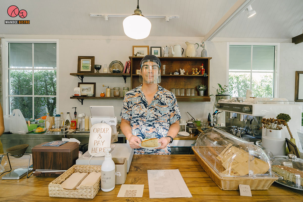 ดอกไม้ ประตู แจกัน คาเฟ่ฟิลลิ่งบ้าน ที่เต็มไปด้วยความงามจากศิลปะ